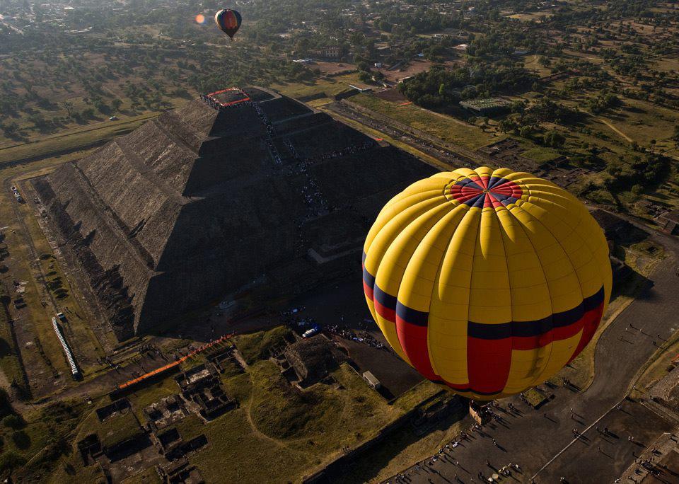 Hot air balloon festival over the Pyramid of the Sun, Mexico