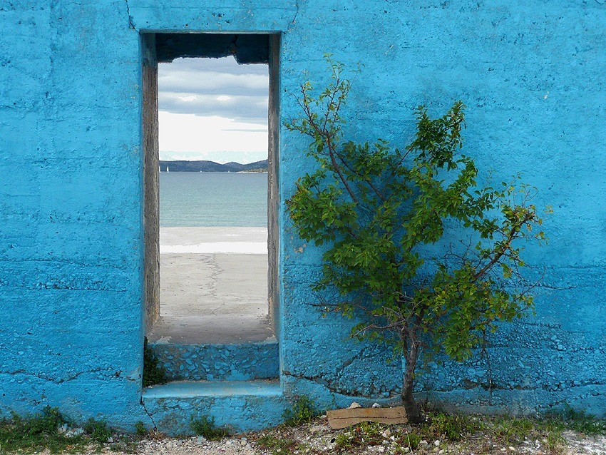 Blue wall and a door to the sea