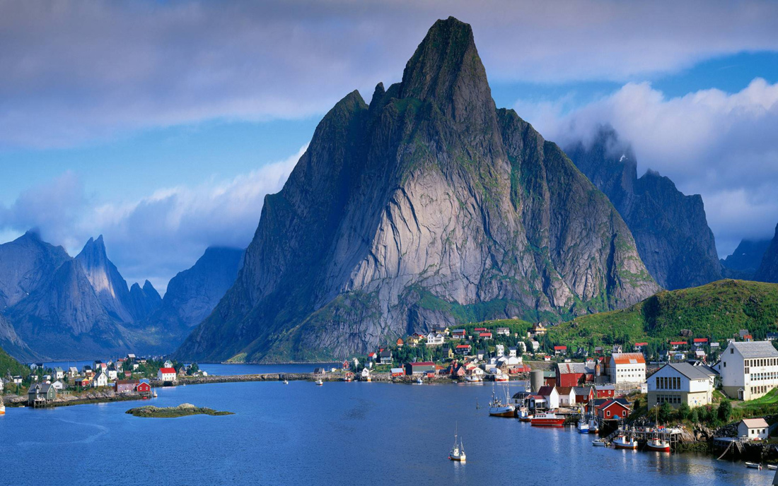Reine: A Postcard-Perfect Village in the Heart of Norwegian Beauty - Outdoor adventures in Reine