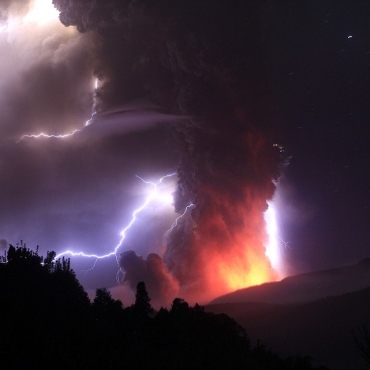 Puyehue volcano eruption and lightnings, Chile photo on Sunsurfer ...