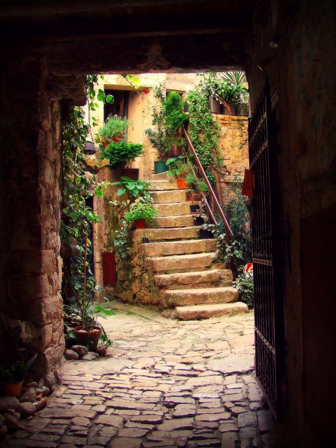 Entryway, Rovinj, Croatia photo on Sunsurfer